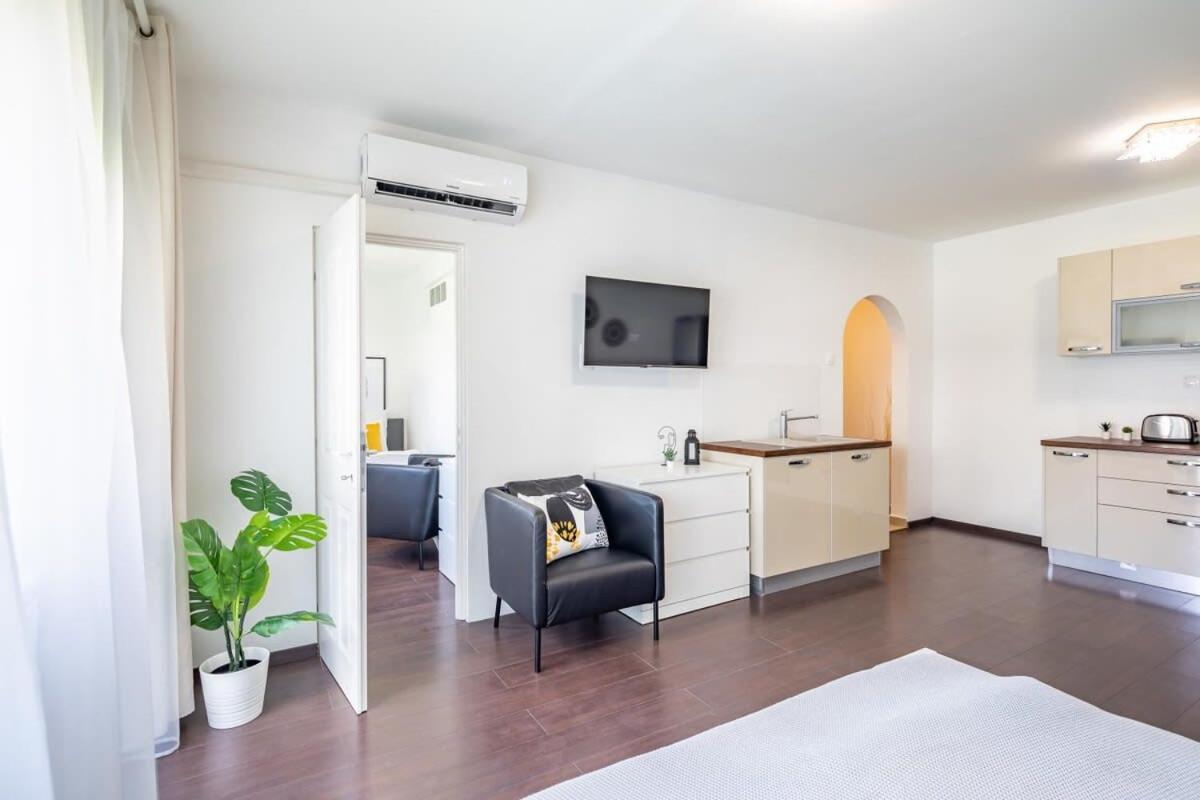 Sunny Balcony - Cute And Cozy Apartamento Budapeste Exterior foto