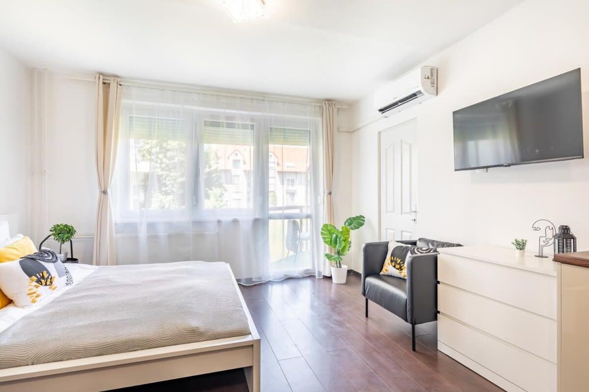 Sunny Balcony - Cute And Cozy Apartamento Budapeste Exterior foto