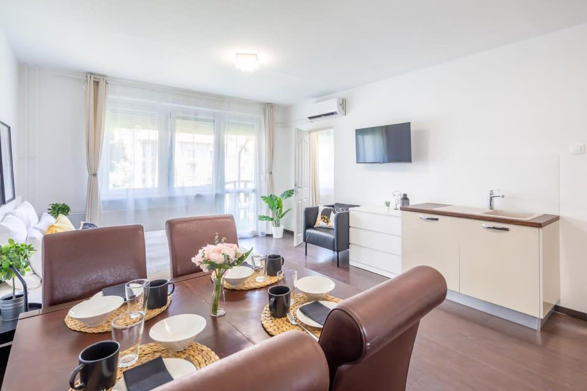 Sunny Balcony - Cute And Cozy Apartamento Budapeste Exterior foto