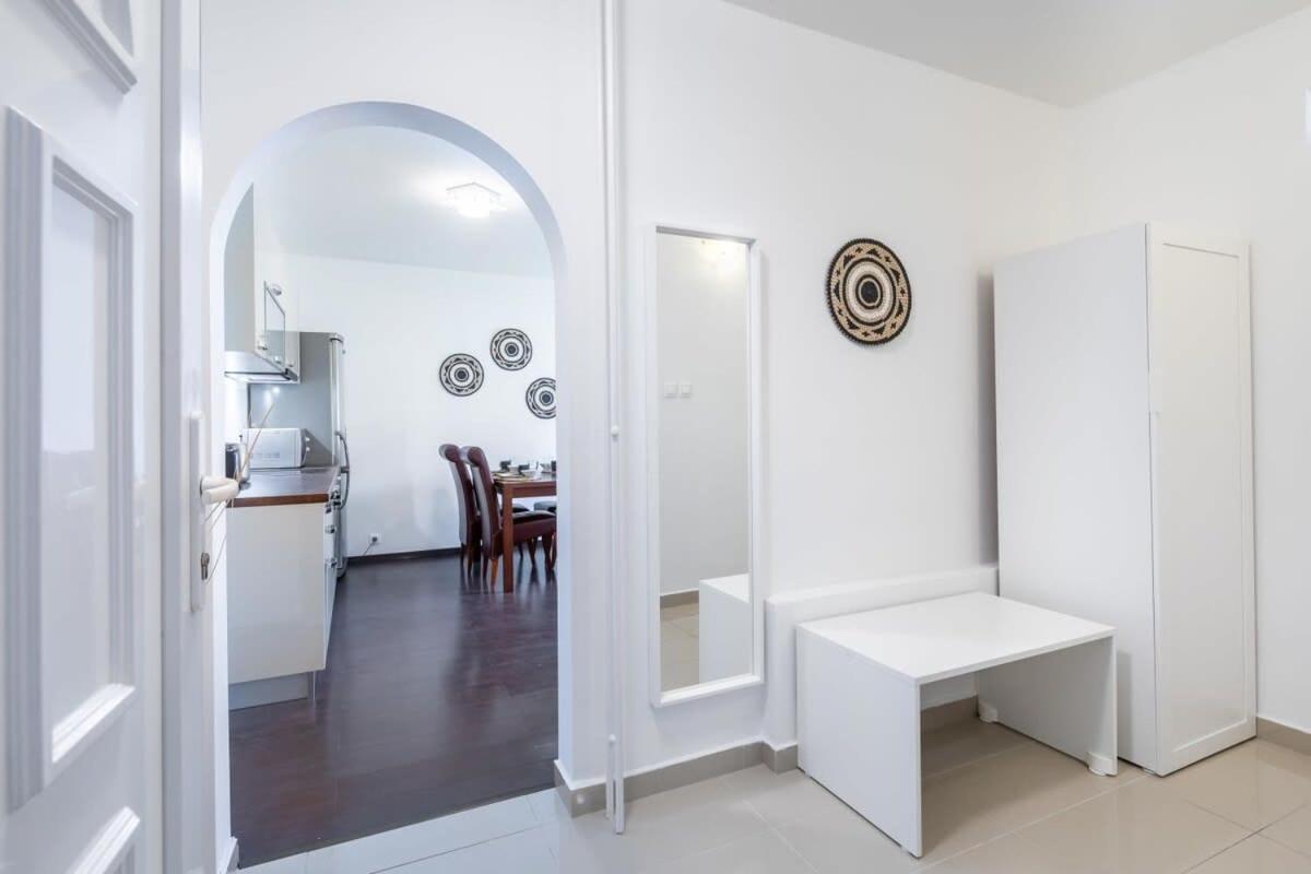 Sunny Balcony - Cute And Cozy Apartamento Budapeste Exterior foto