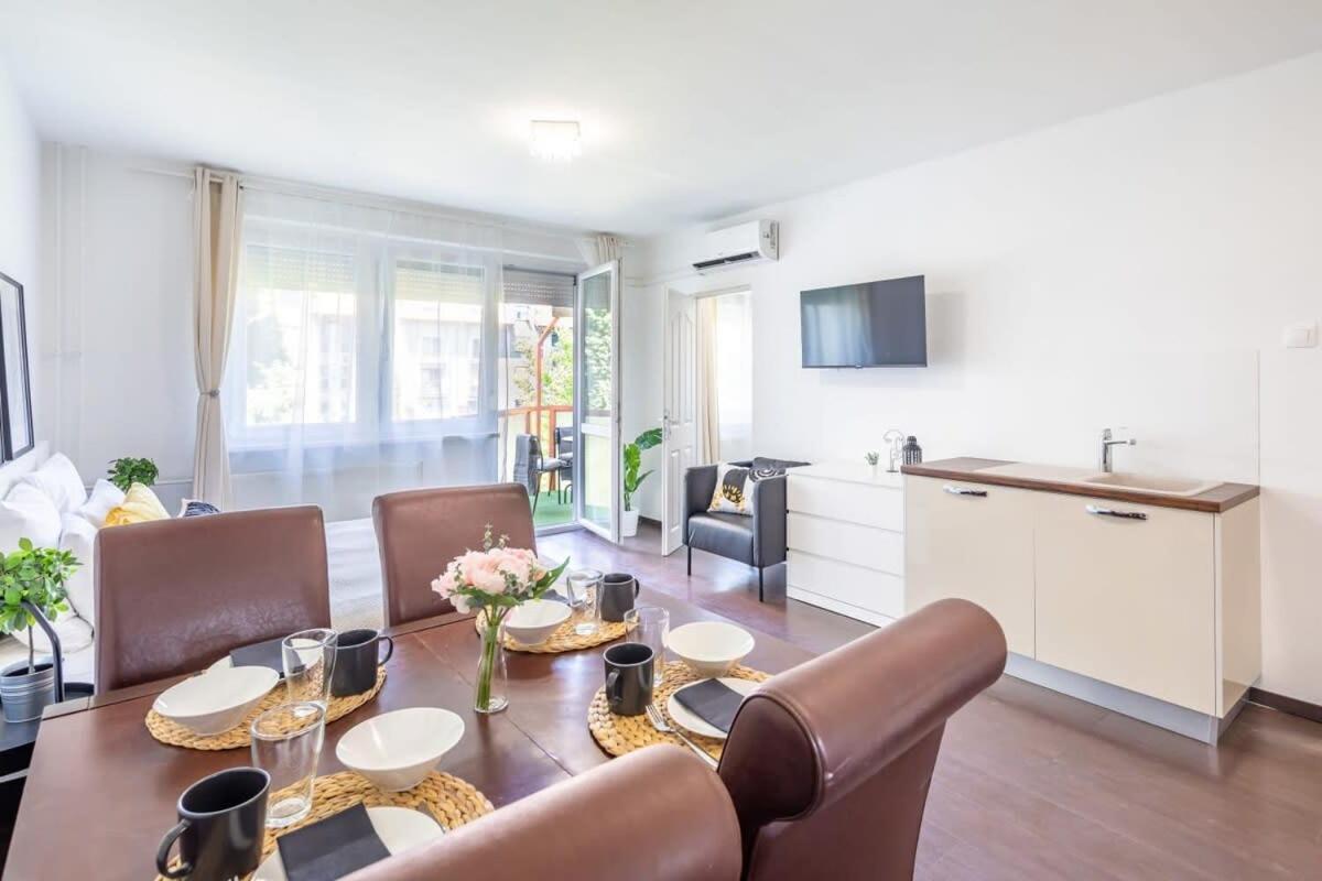 Sunny Balcony - Cute And Cozy Apartamento Budapeste Exterior foto