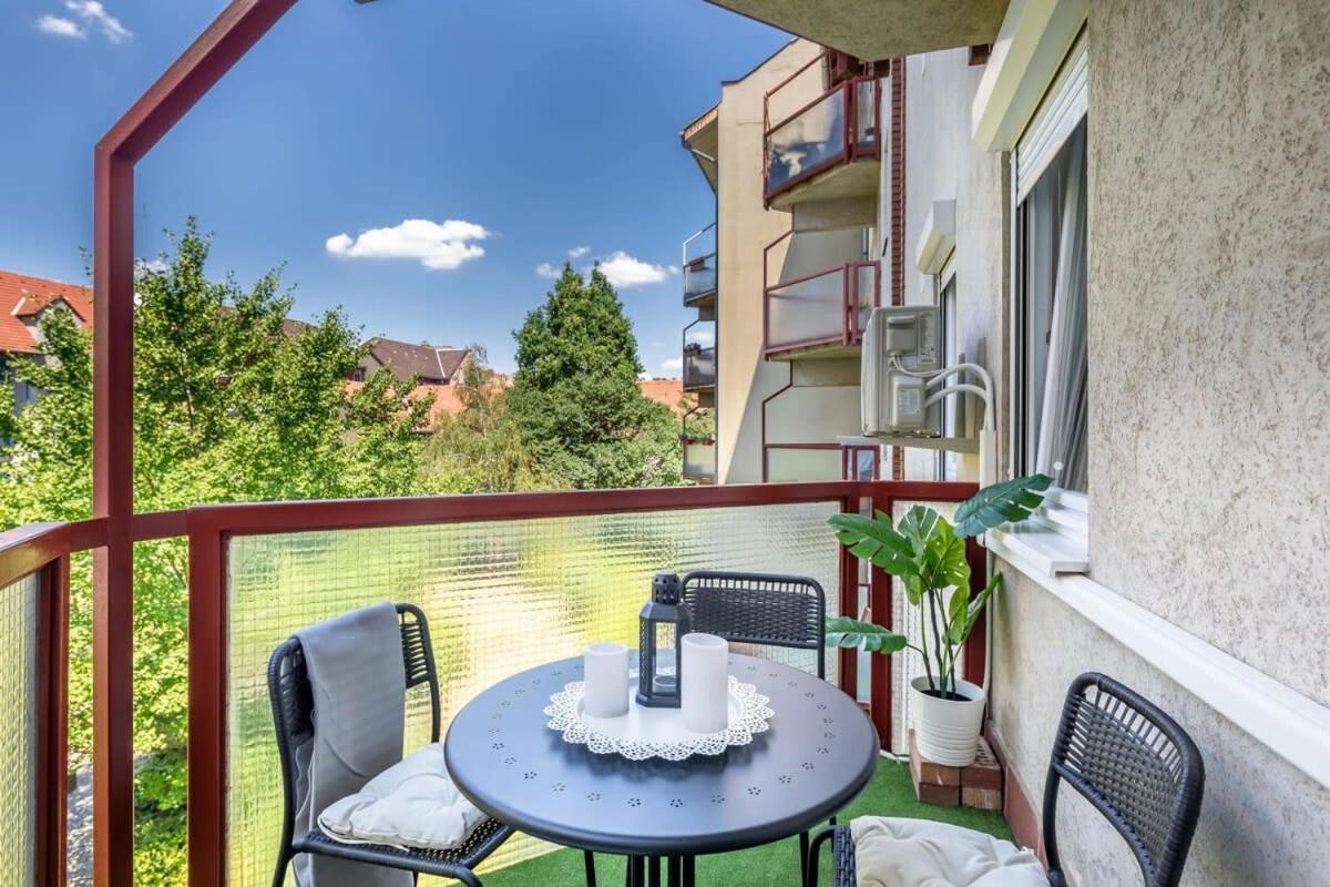 Sunny Balcony - Cute And Cozy Apartamento Budapeste Exterior foto